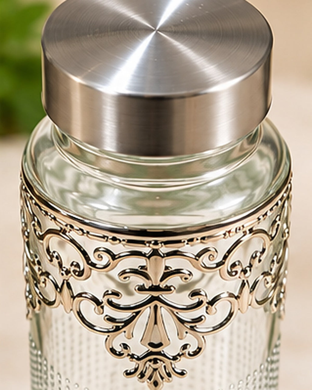 Close view of the stainless steel screw lid and the German Silver shoulder collar