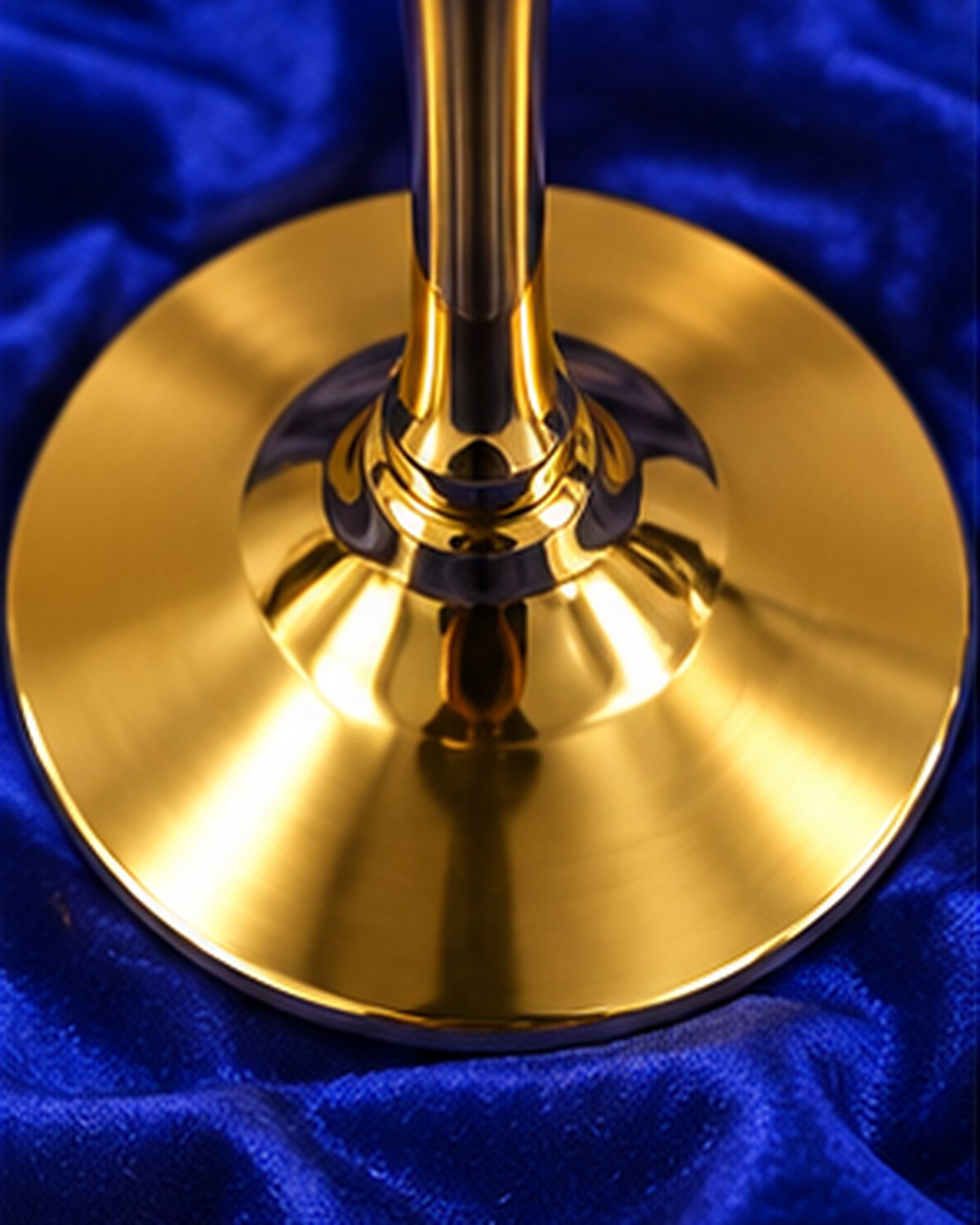 The weighted gold polish foot of the goblet